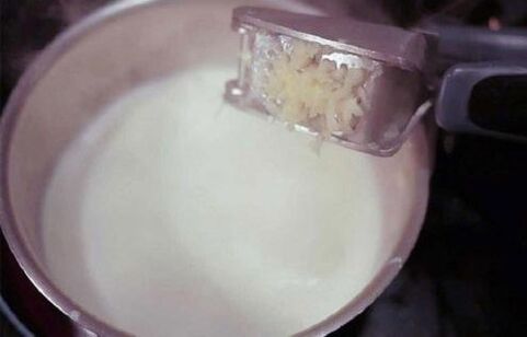bawang putih dengan susu dari parasit di dalam tubuh