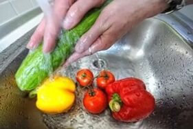 mencuci sayuran untuk mencegah infestasi parasit